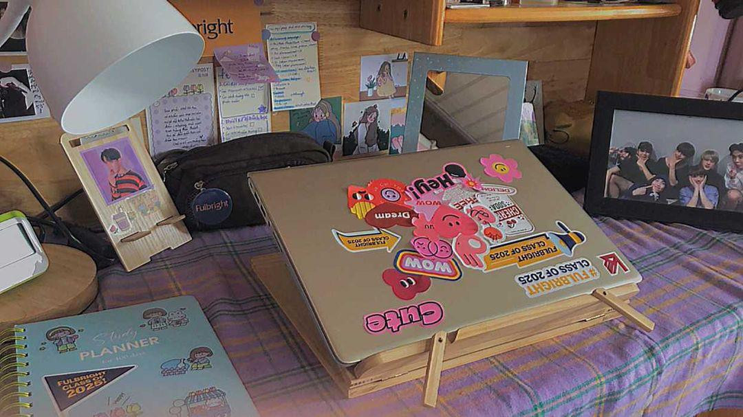 Góc học tập của cô bạn Hoshiki - một ARMY chính hiệu. Góc học tập của cô bạn Hoshiki - một ARMY chính hiệu.