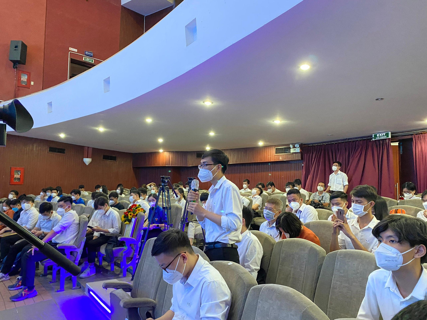 Sinh viên chia sẻ những băn khoăn với lãnh đạo thành phố.