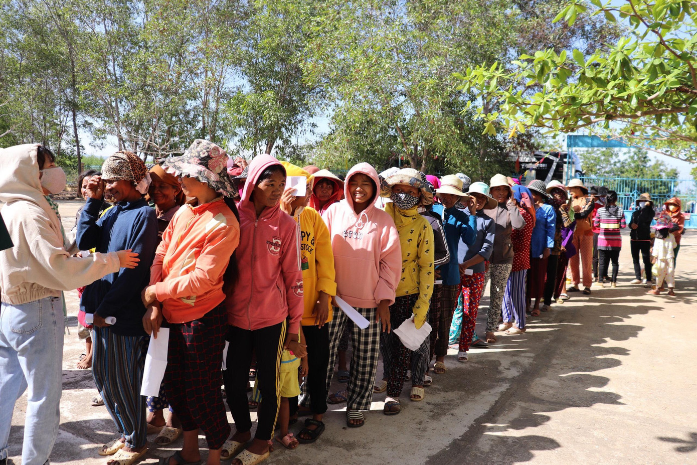 Bà con tại địa phương xếp hàng để nhận quà. Bà con tại địa phương xếp hàng để nhận quà.