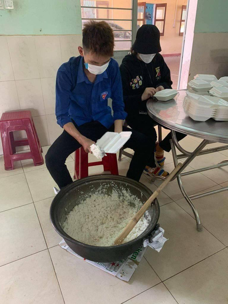 Qua hoạt động tình nguyện hỗ trợ công tác hậu cần tại khu cách ly, nhiều bạn trẻ thấy được sự vất vả của các y, bác sĩ tuyến đầu chống dịch. Qua hoạt động tình nguyện hỗ trợ công tác hậu cần tại khu cách ly, nhiều bạn trẻ thấy được sự vất vả của các y, bác sĩ tuyến đầu chống dịch.