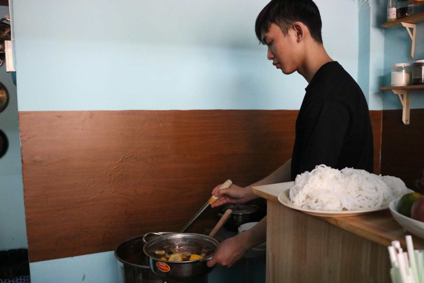 Sau giờ học, Trí và Đạt chăm chút cho góc quán của mình. Sau giờ học, Trí và Đạt chăm chút cho góc quán của mình.