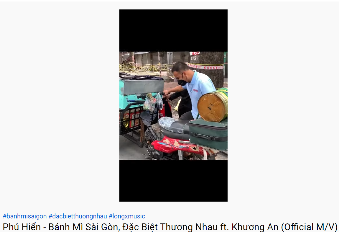 Hình ảnh MC Quyền Linh tình nguyện đẩy xe ba gác giúp người dân xuất hiện trong MV. Hình ảnh MC Quyền Linh tình nguyện đẩy xe ba gác giúp người dân xuất hiện trong MV.