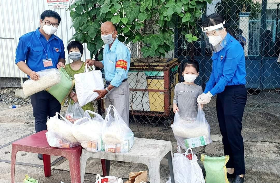 Chương trình đã trực tiếp trao tặng nhiều phần quà thực phẩm tới tận tay người dân.