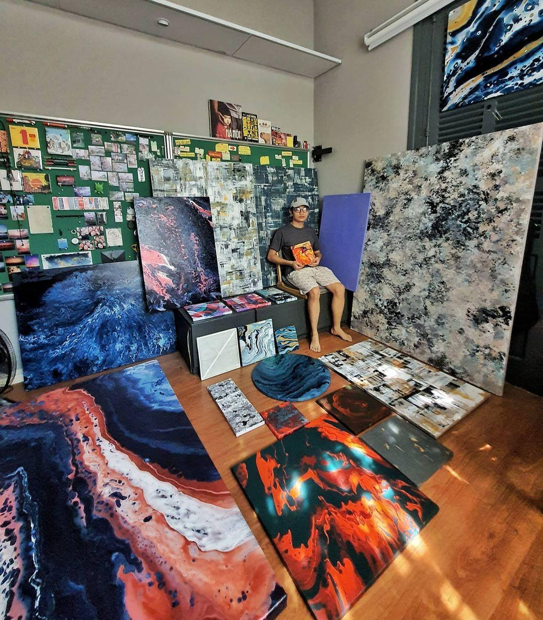 Lâm Vũ cùng những tác phẩm của mình. Lâm Vũ cùng những tác phẩm của mình.