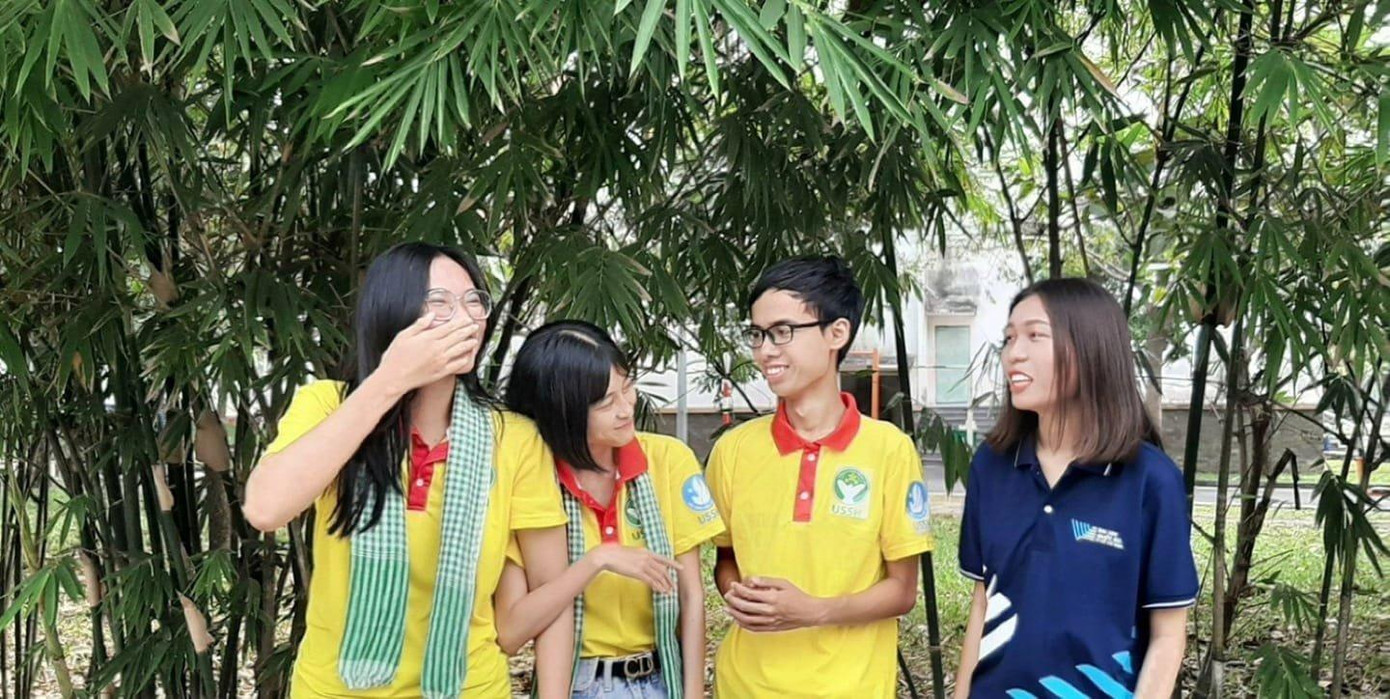 Huy Minh (thứ hai, từ phải qua) muốn dành nhiều thời gian hơn cho các hoạt động ngoại khóa.