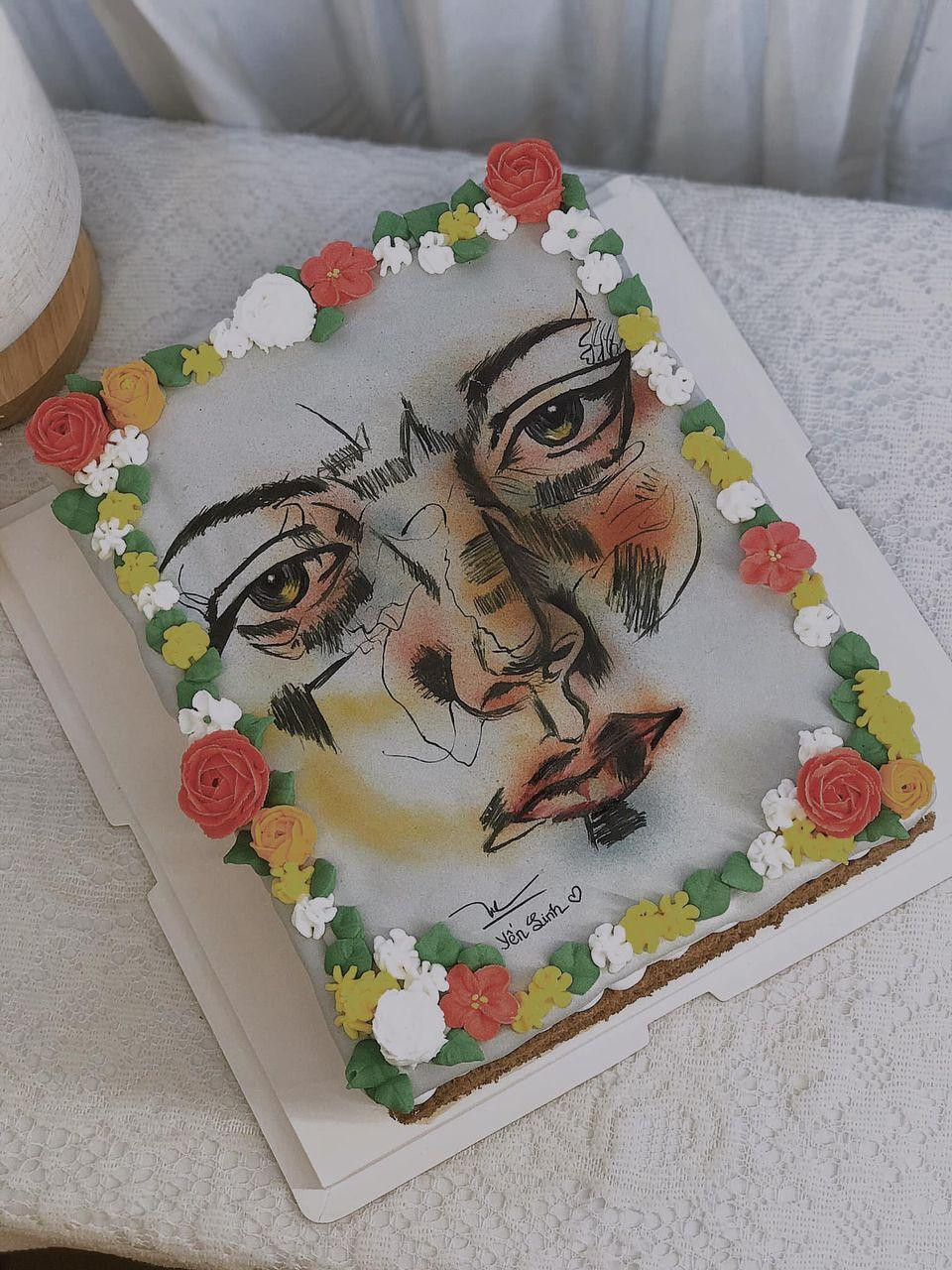 Nhờ nghỉ dịch, Linh mới có thời gian để thử sức vẽ chân dung lên bánh. Nhờ nghỉ dịch, Linh mới có thời gian để thử sức vẽ chân dung lên bánh.