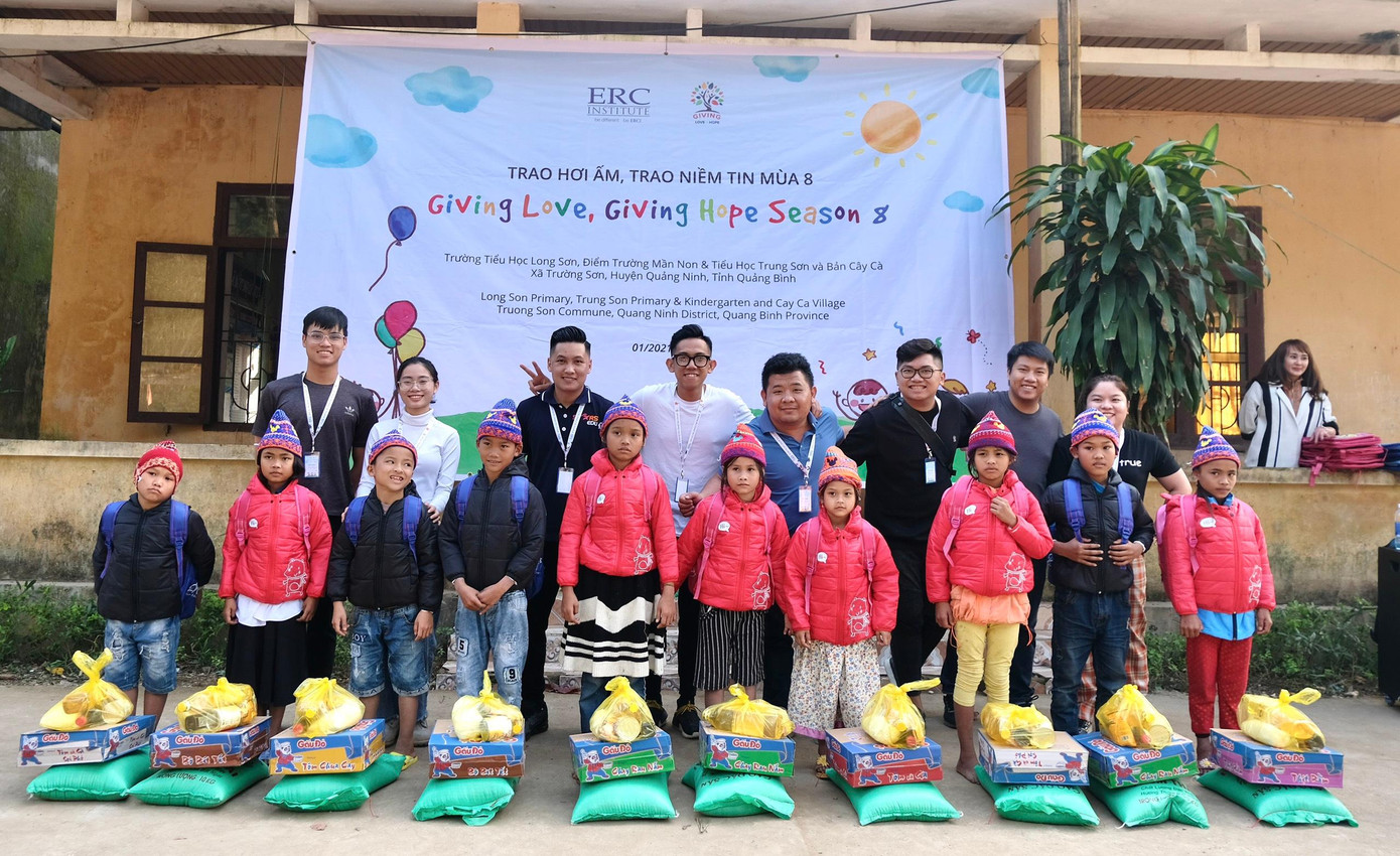 Mỹ Duyên hạnh phúc vì được hỗ trợ các bạn sinh viên ở Singapore đến quê hương của mình làm thiện nguyện. Mỹ Duyên hạnh phúc vì được hỗ trợ các bạn sinh viên ở Singapore đến quê hương của mình làm thiện nguyện.