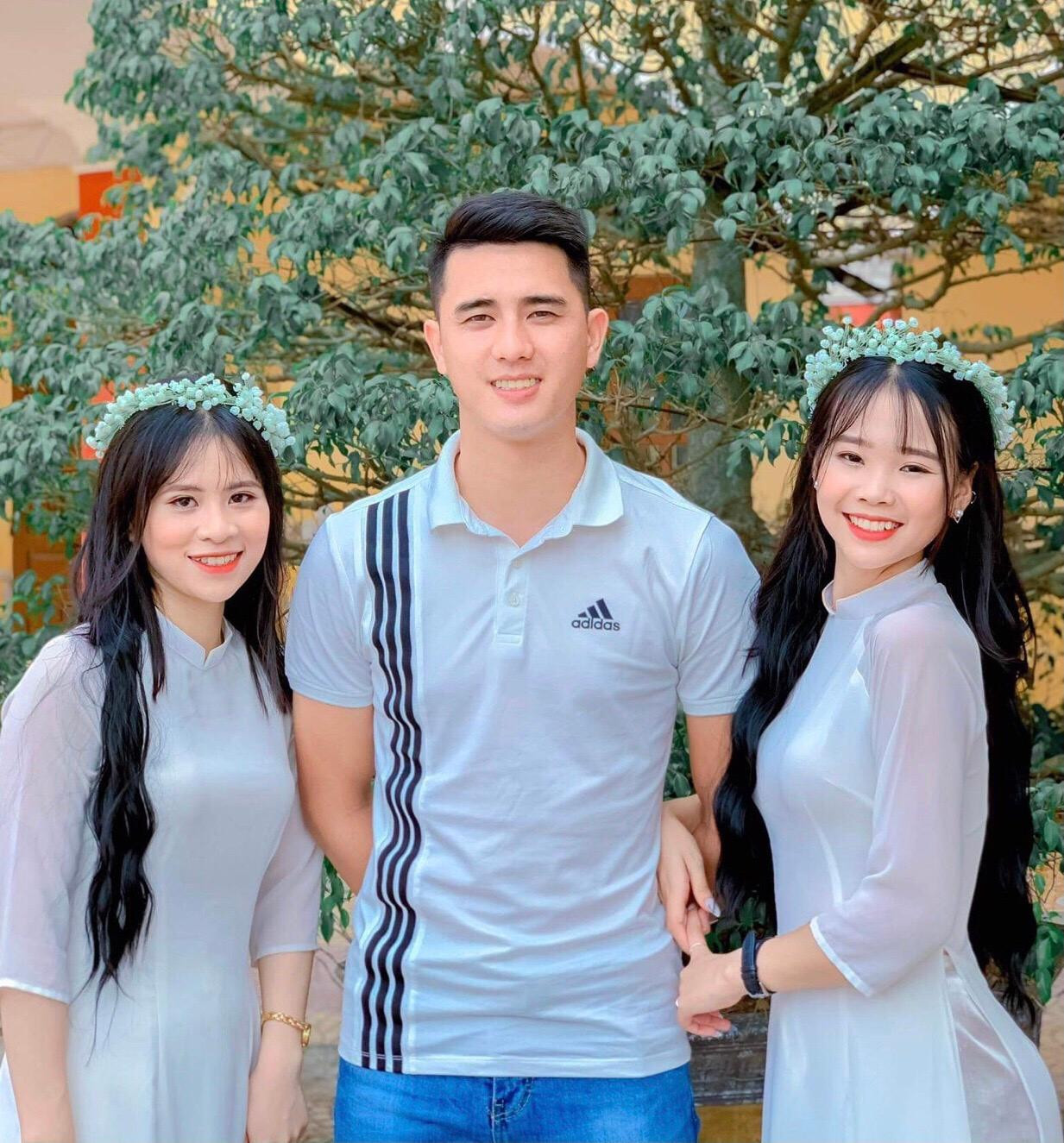 Tiến Hiếu sở hữu vẻ ngoài điển trai, hào phóng, được nhiều thầy cô giáo, học sinh quý mến.