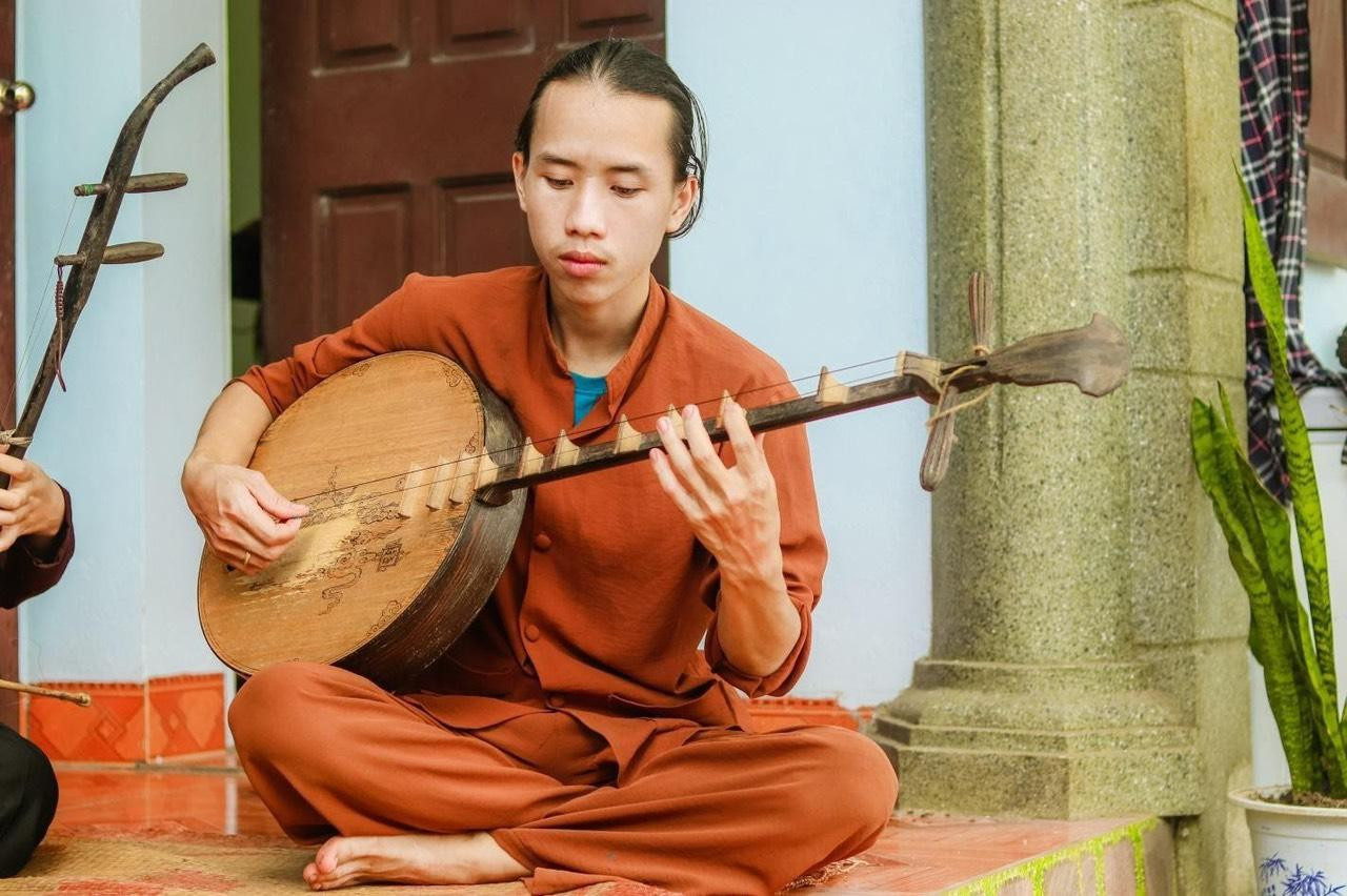 Bùi Công Sơn với nhiều thời gian khổ luyện với nghề hát xẩm. (Ảnh: NVCC) Bùi Công Sơn với nhiều thời gian khổ luyện với nghề hát xẩm. (Ảnh: NVCC)