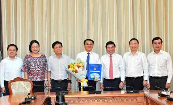 Lãnh đạo UBND TP. HCM, Sở Thông tin và Truyền thông chúc mừng ông Lâm Đình Thắng. (Ảnh: Việt Dũng)