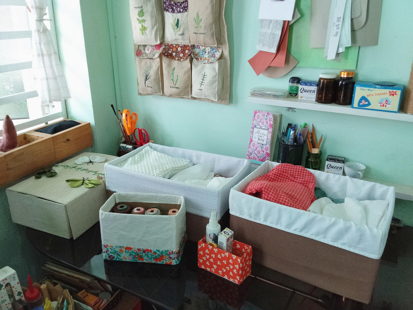 Hiền tận dụng thùng carton cũ để đựng dụng cụ may vá.