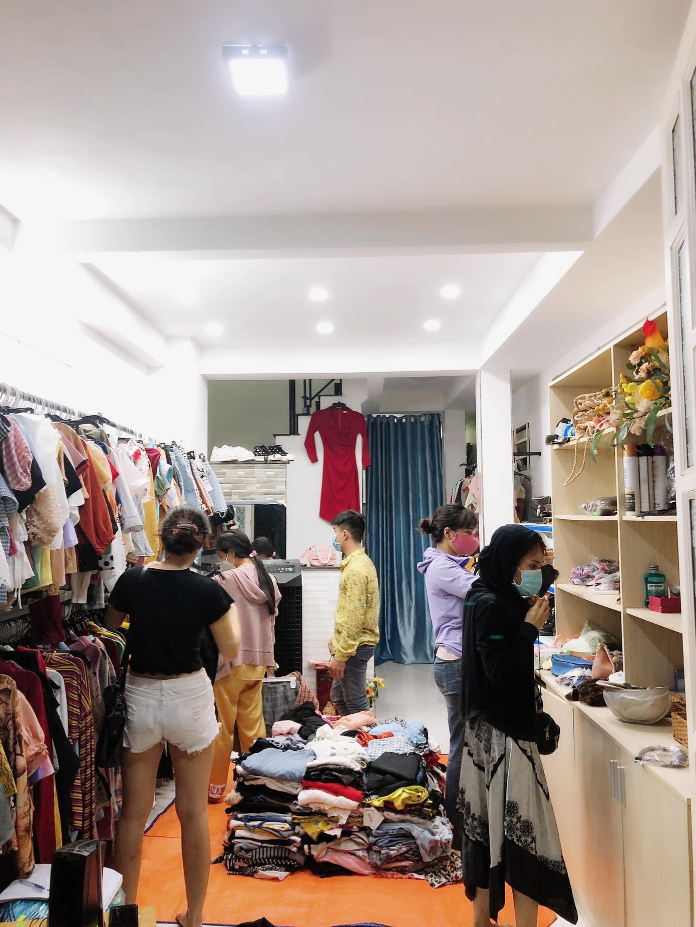 Sau giãn cách, cửa hàng You&Me Exchange có nhiều khách ghé mua sắm trở lại.