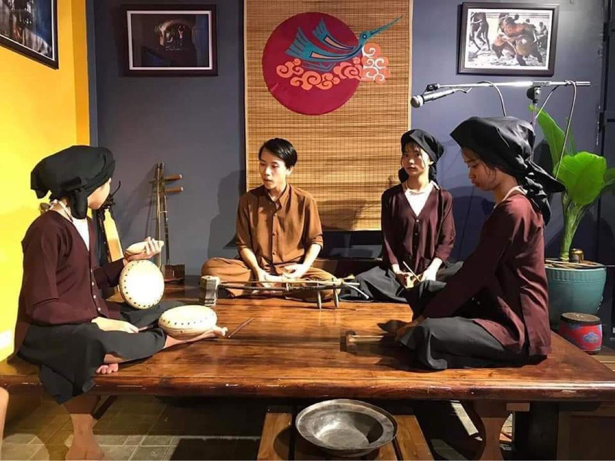 Chiếu xẩm sinh hoạt do Sơn thành lập và diễn ra cuối tuần thu hút nhiều bạn trẻ tham dự. (Ảnh: NVCC) Chiếu xẩm sinh hoạt do Sơn thành lập và diễn ra cuối tuần thu hút nhiều bạn trẻ tham dự. (Ảnh: NVCC)