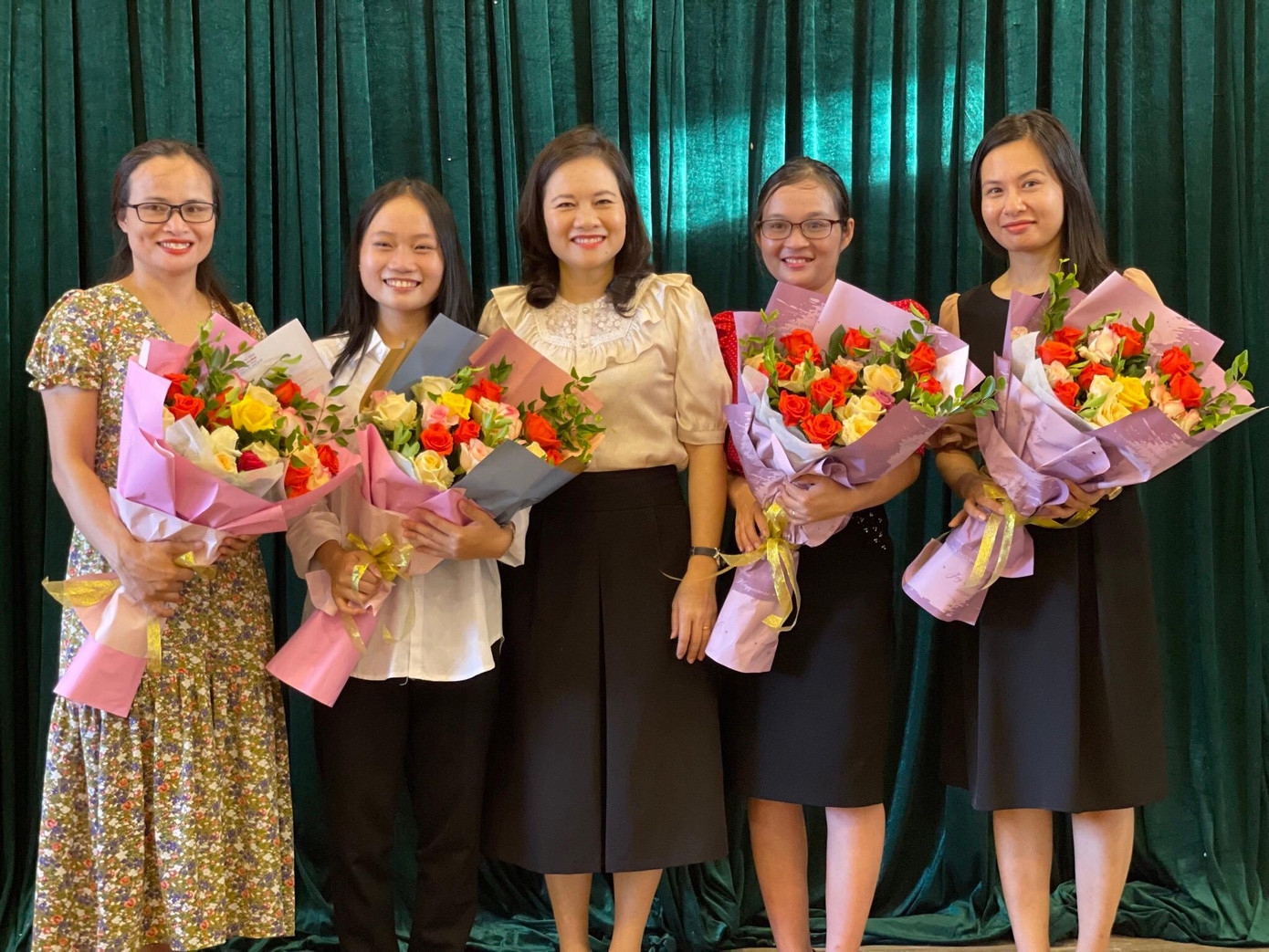 Các thầy cô trực tiếp giảng dạy rất vui mừng và tự hào với kết quả mà Phan Thị Hương đã đạt được.