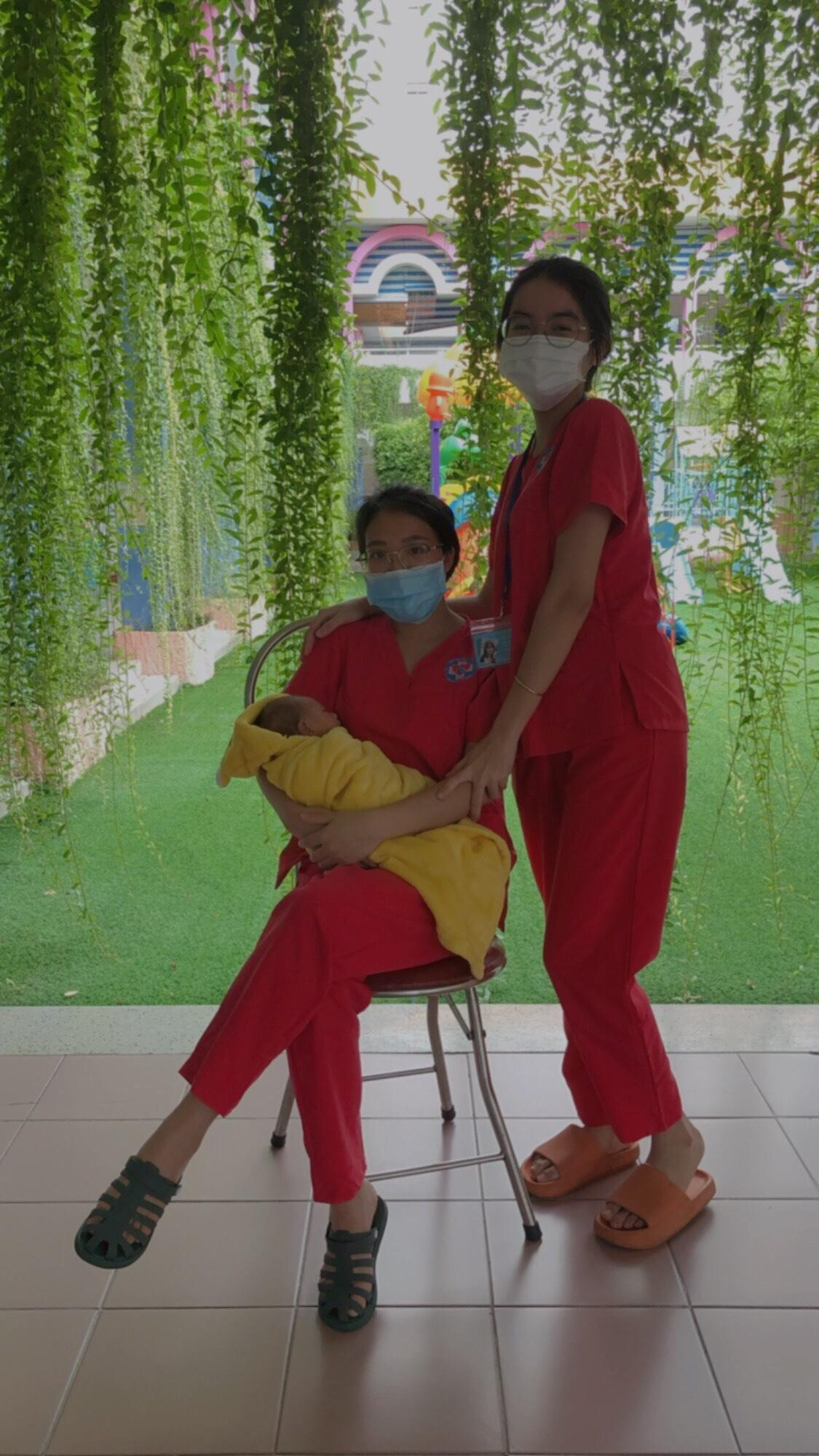 Là một giáo viên mầm non nên Loan thấu hiểu và rất thương các em nhỏ.