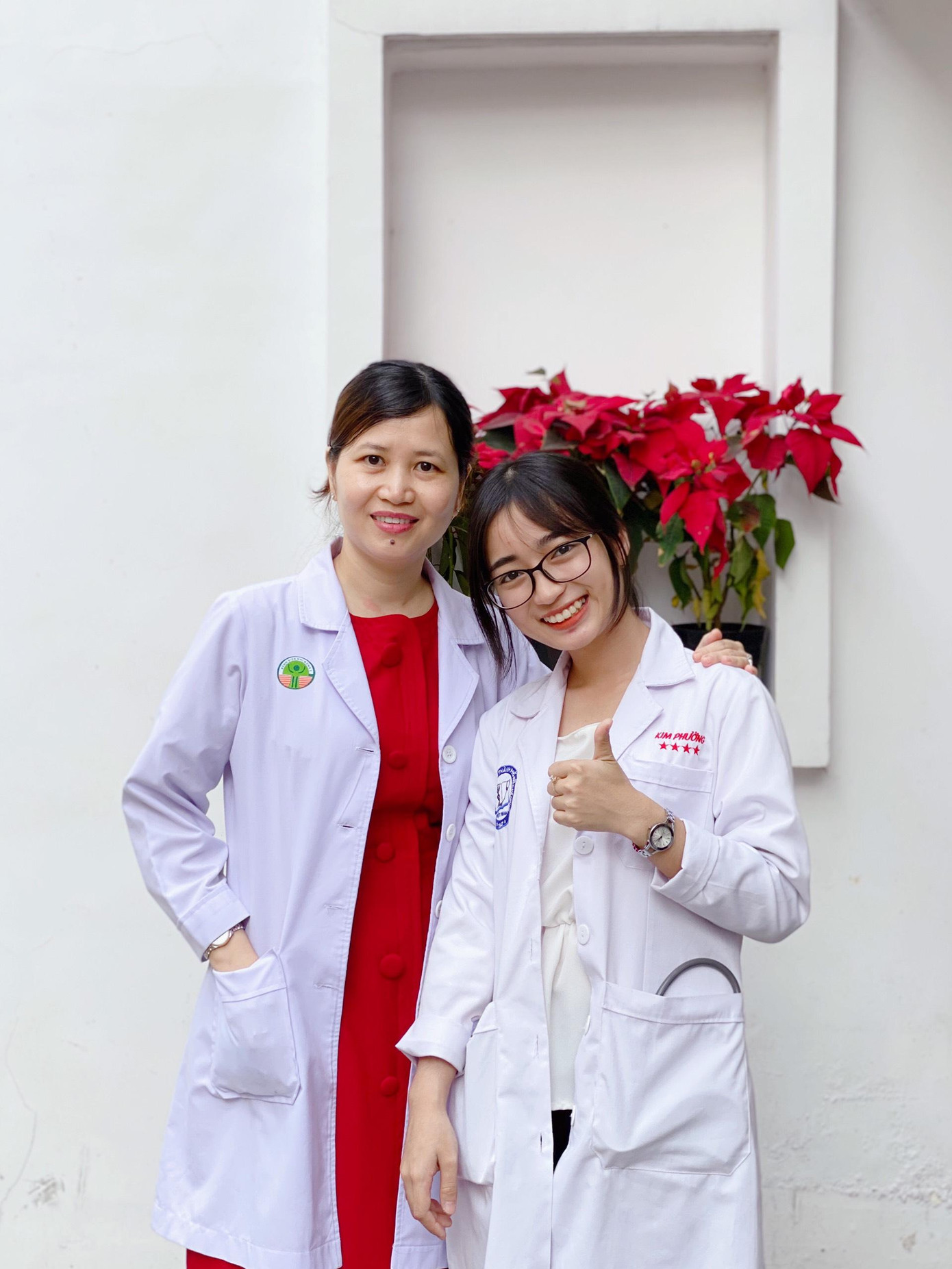 Phùng Thị Kim Phường (phải) chia sẻ: "Là sinh viên ngành y thì phải luôn hết mình với công việc".