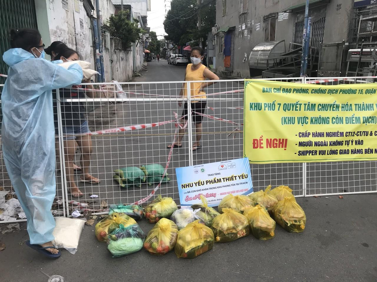Trung tâm CTXH đến trao quà cho bà con khó khăn tại các khu vực phong tỏa trên địa bàn TP. HCM. Trung tâm CTXH đến trao quà cho bà con khó khăn tại các khu vực phong tỏa trên địa bàn TP. HCM.