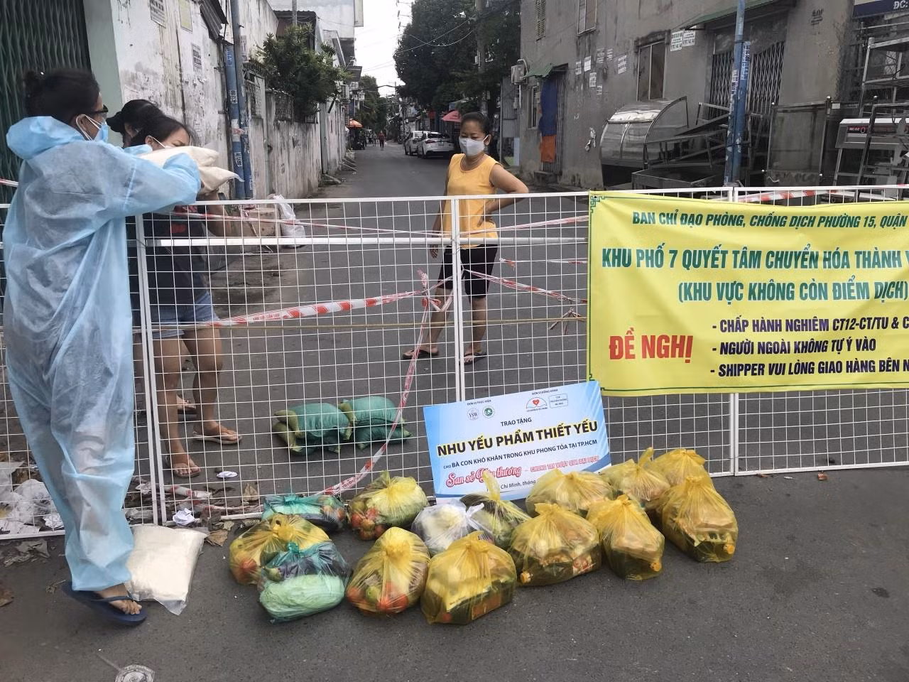 Trung tâm CTXH đến trao quà cho bà con khó khăn tại các khu vực phong tỏa trên địa bàn TP. HCM.