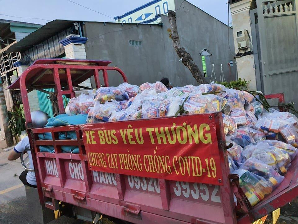 Những chuyến xe chở quà đi hỗ trợ người dân khó khăn vì COVID-19 khắp thành phố.