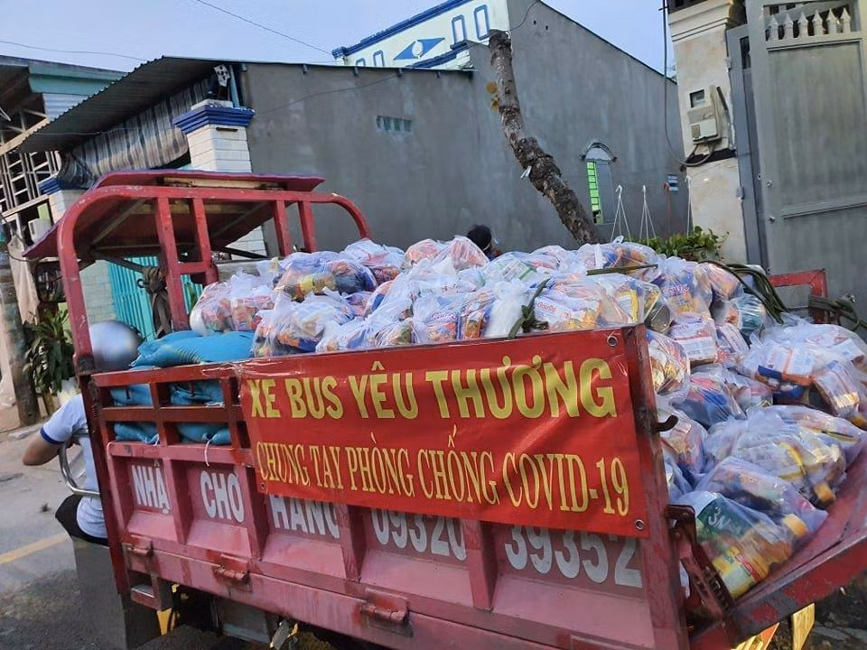 Những chuyến xe chở quà đi hỗ trợ người dân khó khăn vì COVID-19 khắp thành phố.