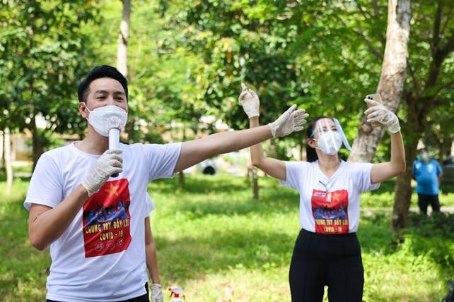 Ca sĩ Nguyễn Phi Hùng đã hát ba ca khúc trong đêm nhạc trực tuyến. Ca sĩ Nguyễn Phi Hùng đã hát ba ca khúc trong đêm nhạc trực tuyến.