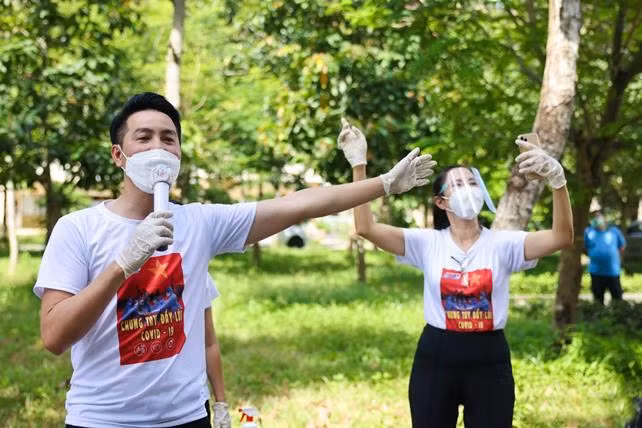 Ca sĩ Nguyễn Phi Hùng đã hát ba ca khúc trong đêm nhạc trực tuyến.