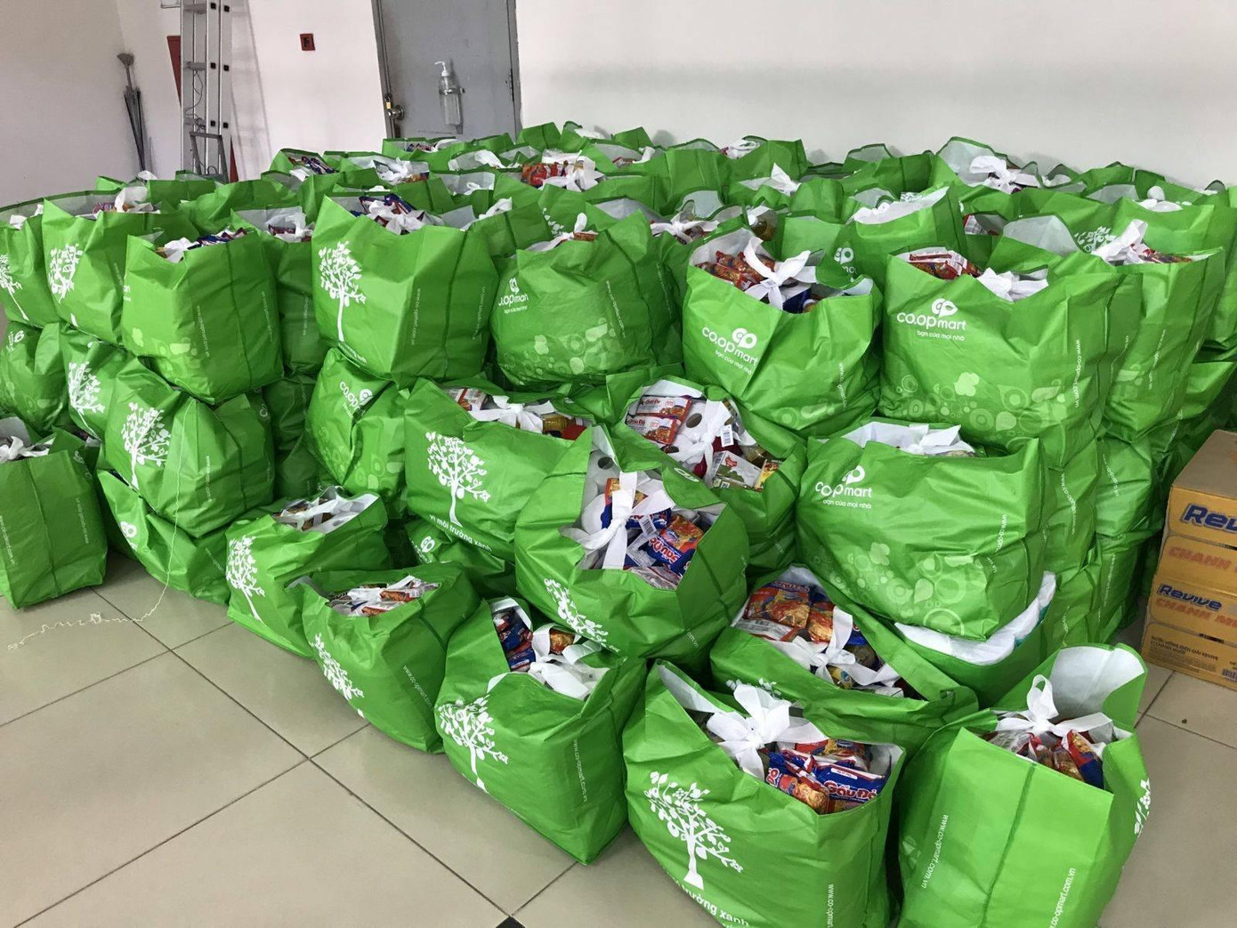 500 phần quà đã được gửi tới sinh viên khó khăn đang nội trú tại ký túc xá của trường.