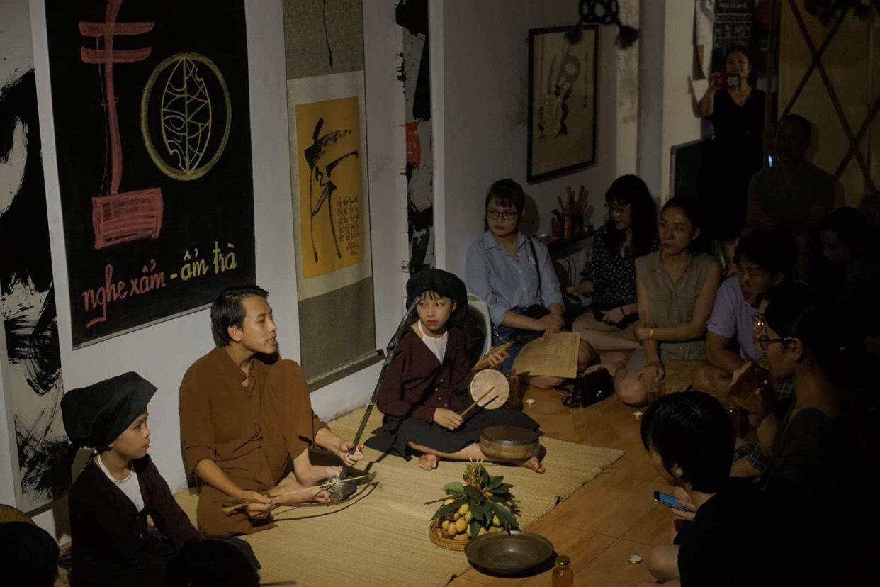 Công Sơn vẫn cần mẫn truyền nghề hát xẩm miễn phí cho mọi người. (Ảnh: NVCC) Công Sơn vẫn cần mẫn truyền nghề hát xẩm miễn phí cho mọi người. (Ảnh: NVCC)