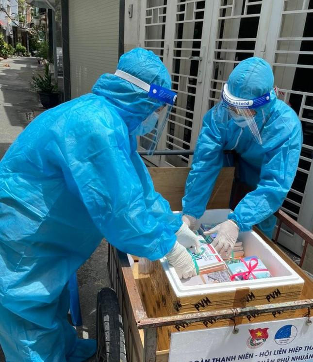Các tình nguyện viên chuyển sách đến người dân tại các khu vực cách ly. (Ảnh: Thành Đoàn TP. HCM) Các tình nguyện viên chuyển sách đến người dân tại các khu vực cách ly. (Ảnh: Thành Đoàn TP. HCM)