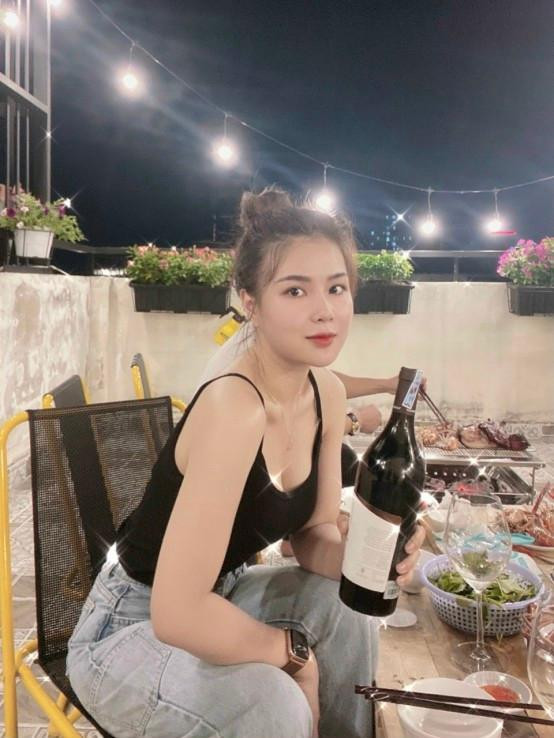 Thu Nhi với vẻ ngoài xinh đẹp và lối trò chuyện cuốn hút.