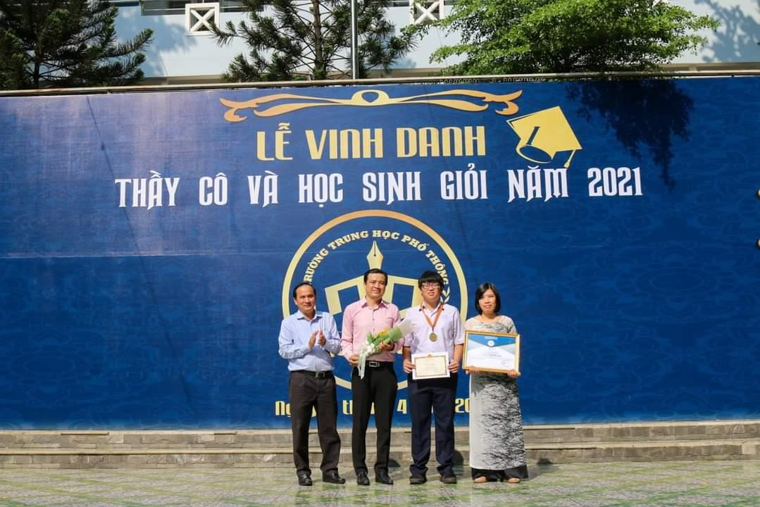 Huỳnh Lâm Tính được vinh danh tại trường của mình. Huỳnh Lâm Tính được vinh danh tại trường của mình.
