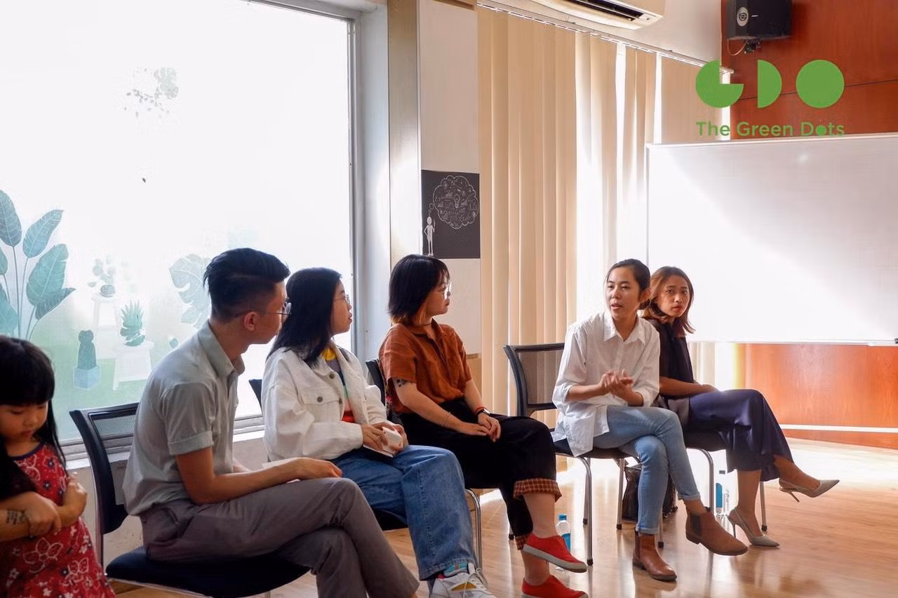 Chị Ninh Khánh (thứ hai bên phải) chia sẻ với những người trẻ về dự án “Ôm Project”. Chị Ninh Khánh (thứ hai bên phải) chia sẻ với những người trẻ về dự án “Ôm Project”.