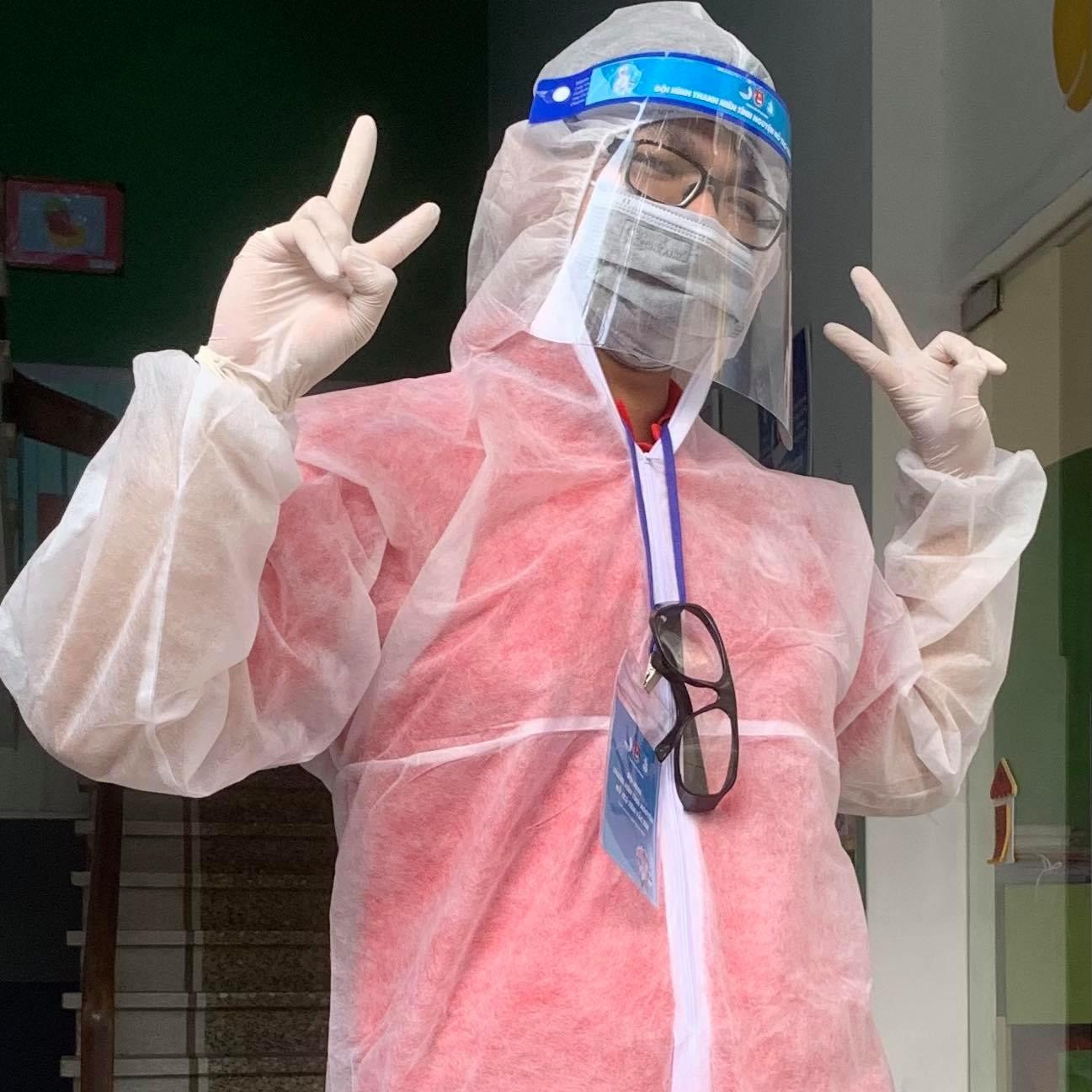 Lê Đăng Khoa trong bộ đồ bảo hộ tại chốt trực chống dịch.