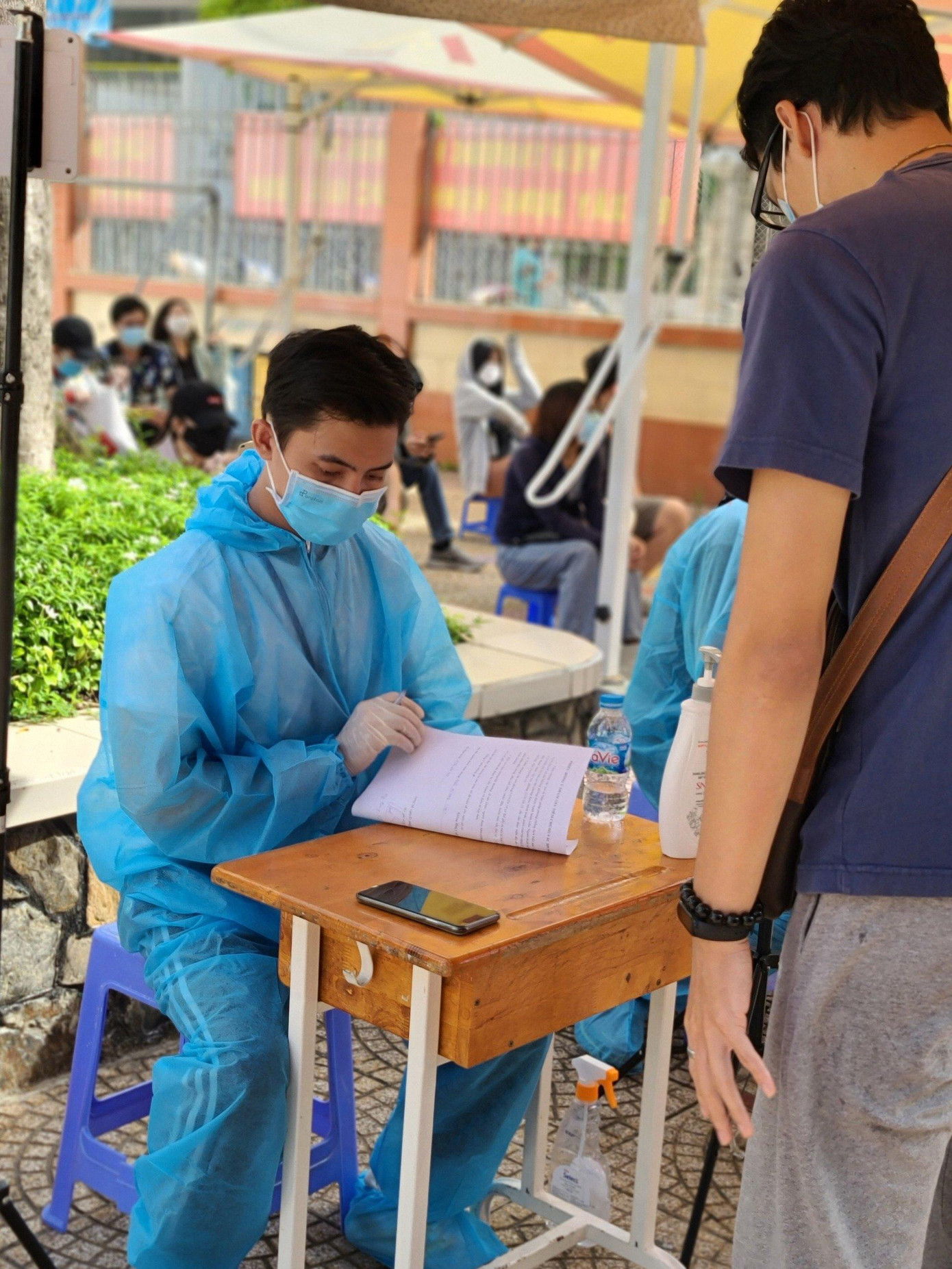 Phong hỗ trợ người dân tiêm vắc xin. Phong hỗ trợ người dân tiêm vắc xin.