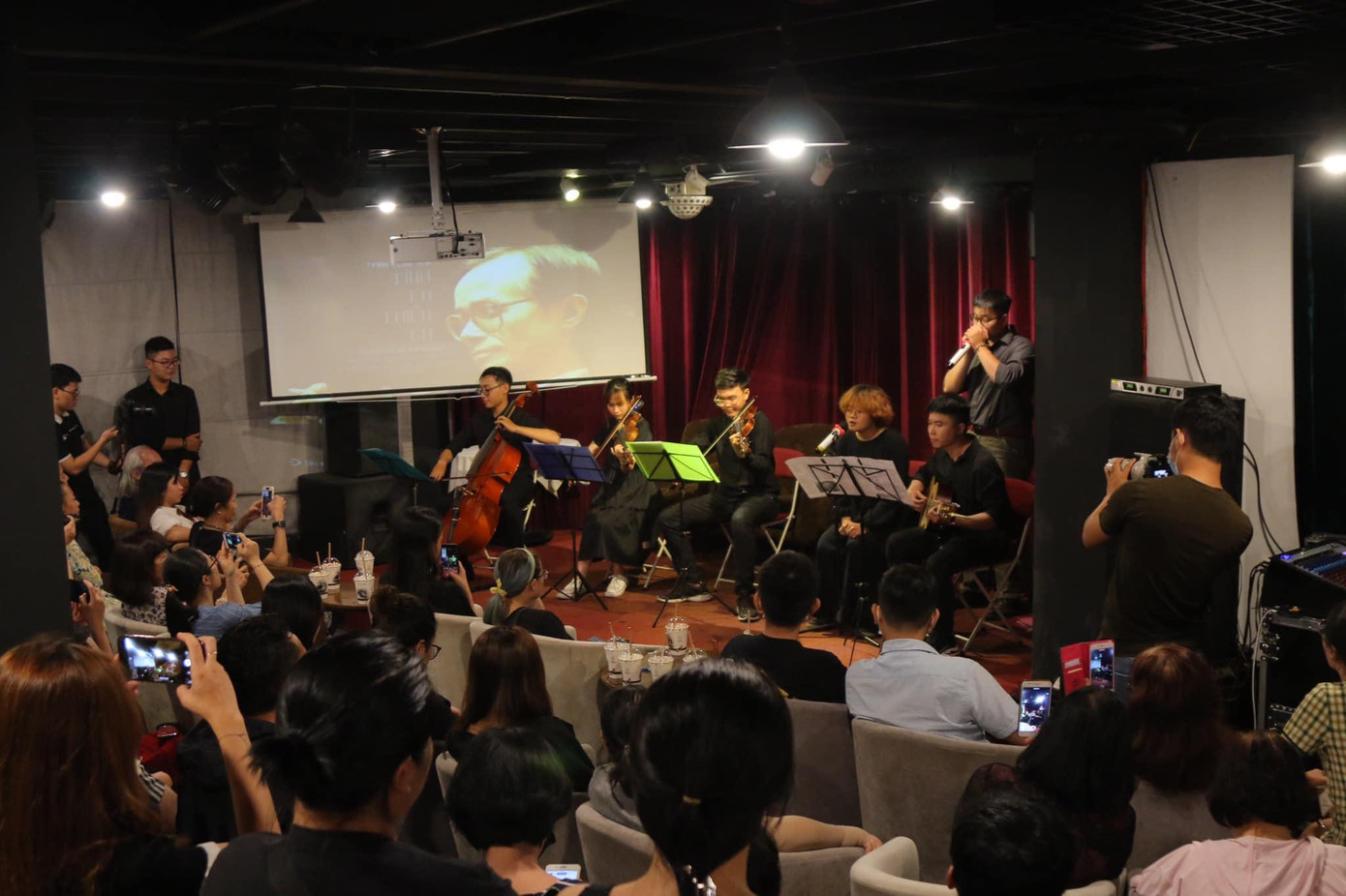 Một buổi biểu diễn của Châu Nhi và nhóm nhạc HUMM. Một buổi biểu diễn của Châu Nhi và nhóm nhạc HUMM.