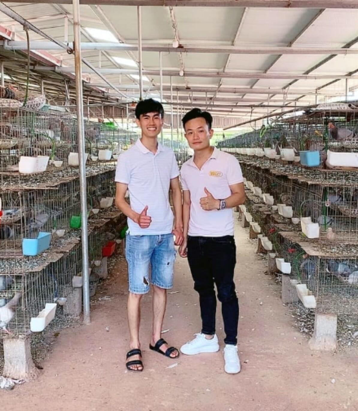 Hồ Hữu Hải (phải) trong trang trại bồ câu của mình.