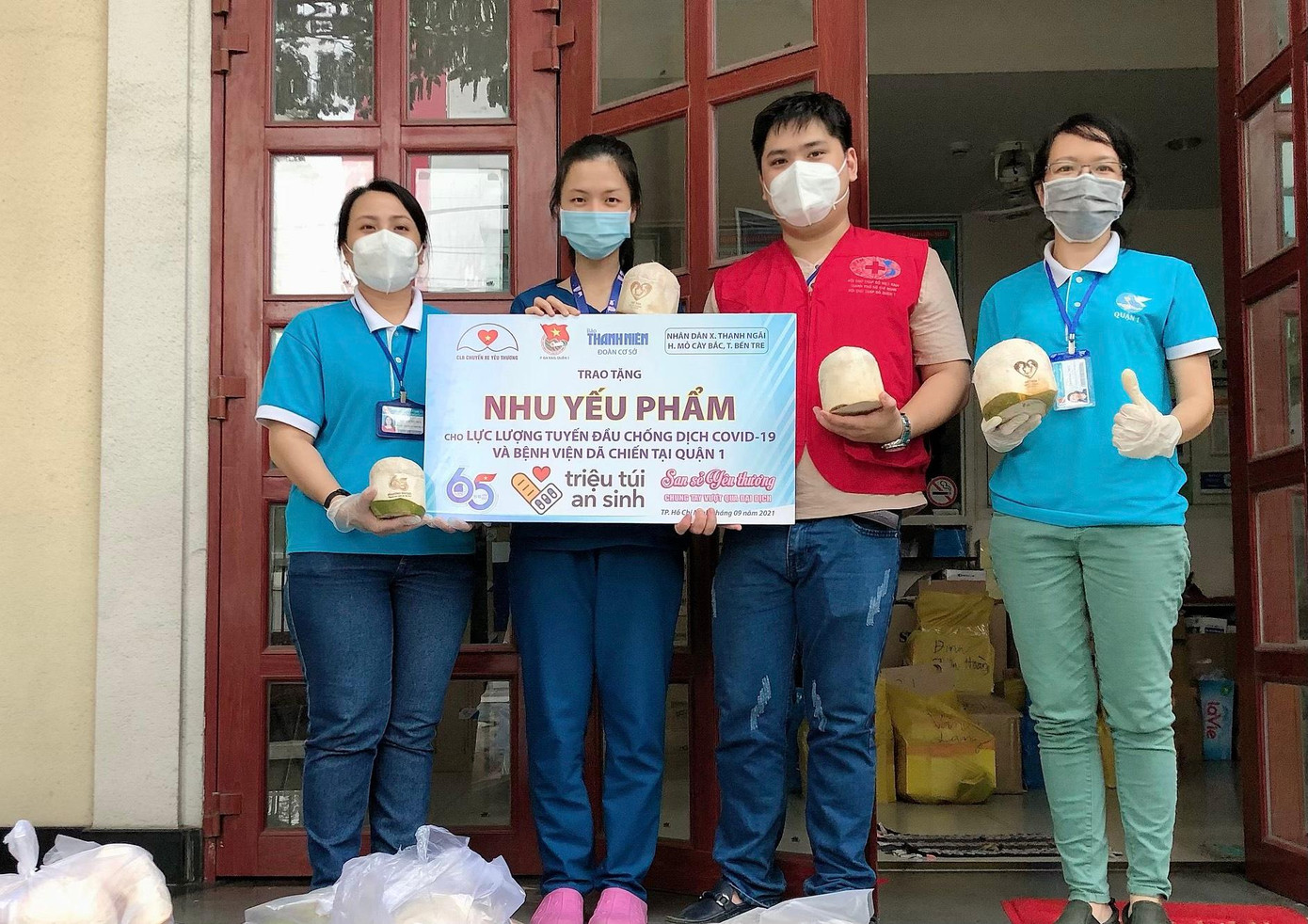 Những trái dừa và những đòn bánh tét của người dân Bến Tre được gửi tới tận tay các lực lượng tuyến đầu chống dịch tại TP. HCM.