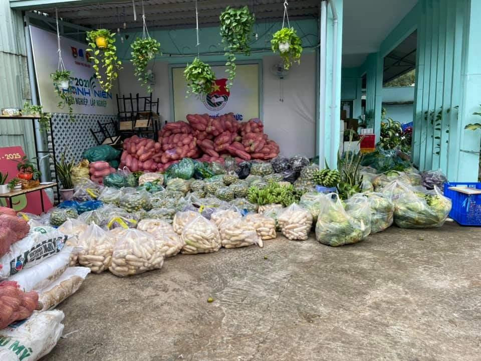 Thực phẩm được tập kết để hỗ trợ bà con khó khăn trên địa bàn TP. Thủ Đức.