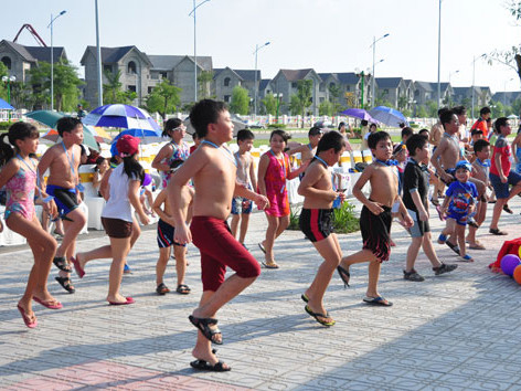 Dù mới hình thành cộng đồng hơn một năm nhưng cư dân nơi đây, đặc biệt là các em nhỏ đã được tham gia rất nhiều các sự kiện văn hóa, hoạt động thể thao hữu ích do chủ đầu tư – Tập đoàn Vingroup - tổ chức. Từ Trại hè Vincom Village, Giải bơi Thanh thiếu niên Vincom Village… đã thể hiện tâm huyết của Chủ đầu tư, nhằm đem đến cho khu đô thị Vincom Village không chỉ một không gian sống trong lành mà còn tạo dựng nên một cộng đồng cư dân khỏe mạnh, văn minh và đoàn kết