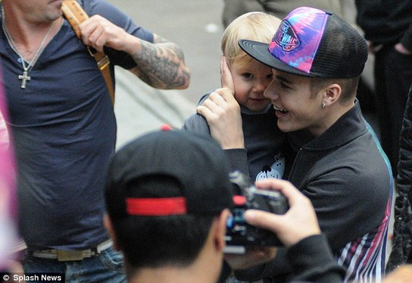 Justin vui vẻ khi xuất hiện bên em trai