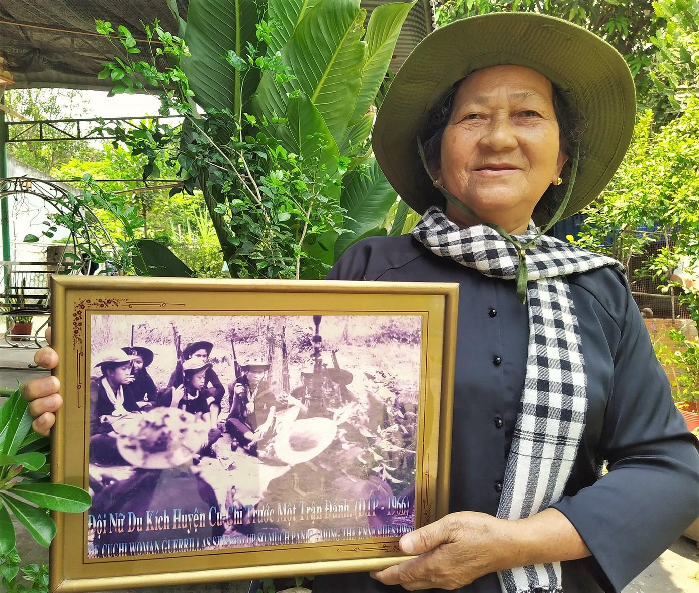 Chị Nguyễn Thị Nga nhớ về những đồng đội của mình. Trong tấm ảnh, chị Nga là người ngồi ngoài cùng bên trái. (Ảnh: Trần Nguyễn Anh)