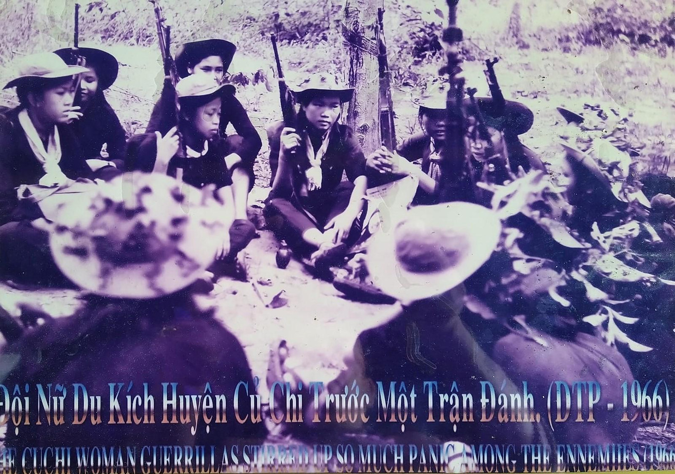 Bức ảnh lịch sử chụp Trung đội nữ du kích Củ Chi năm 1966. Chị Lê Thị Sương cầm súng bắn tỉa ngồi quay lưng.