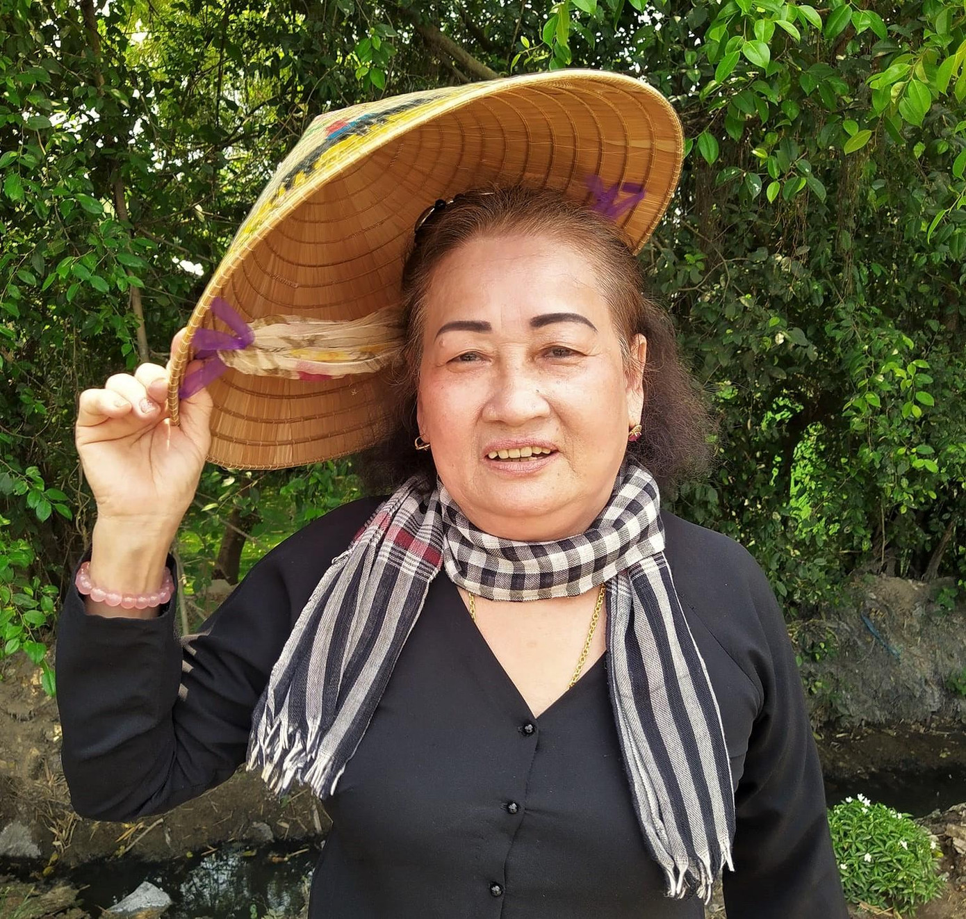 Chị Đỗ Thị Hồng kể về những lần mạo hiểm tiếp cận địch để đánh lạc hướng các mũi càn bằng "Mỹ nhân kế". (Ảnh: Trần Nguyễn Anh)