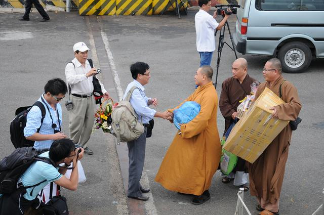 Nhiều tập thể, cá nhân cũng quyên góp ủng hộ cán bộ, chiến sĩ, nhân dân Trường Sa