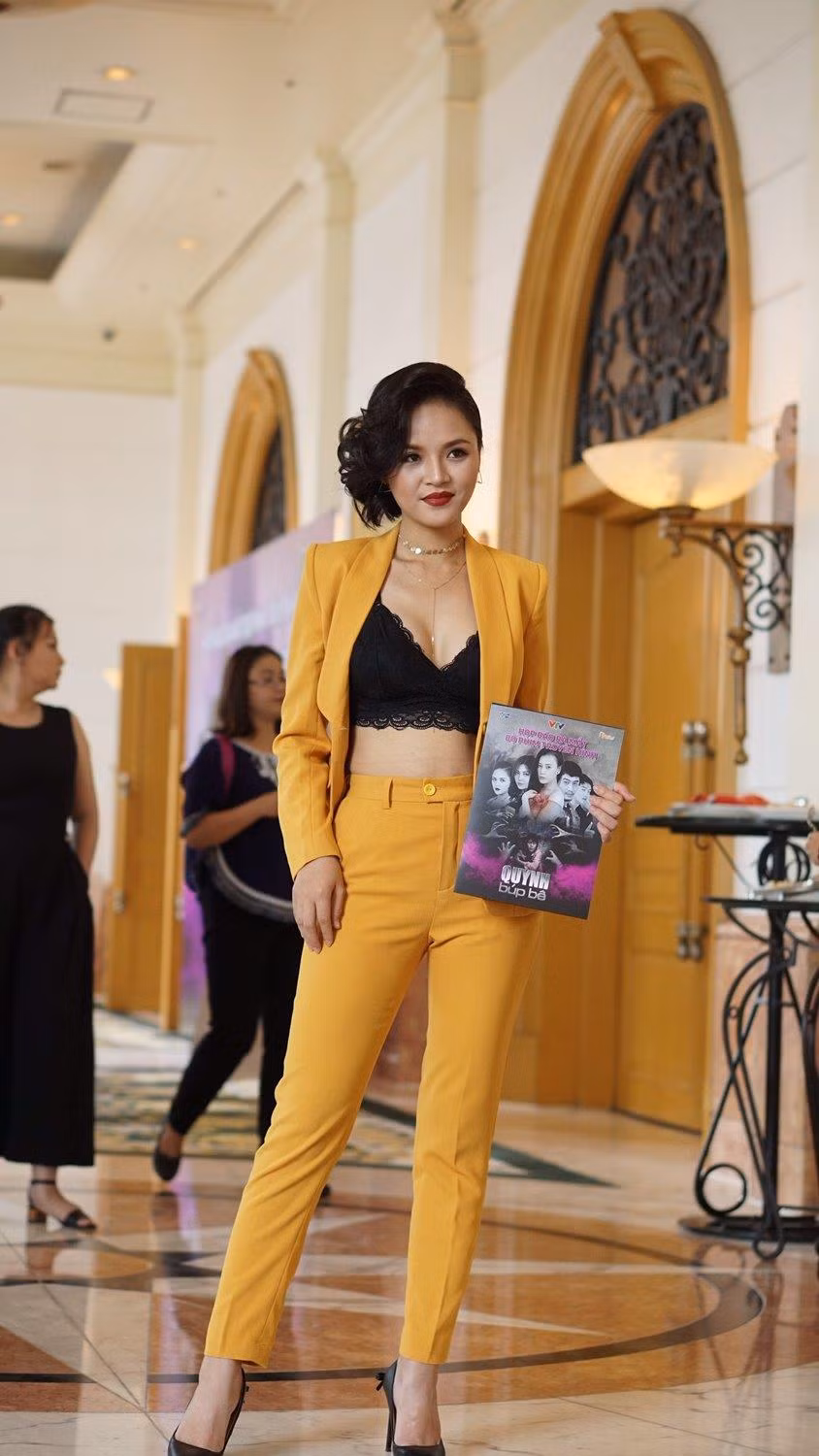 Vào vai 'gái làng chơi', Thu Quỳnh bất ngờ sexy 'thoát hiền' ảnh 2