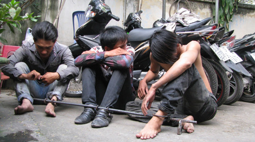 Ba trong sáu đối tượng dàn cảnh cướp bị bắt trưa 29-10 - Ảnh: H.Lộc