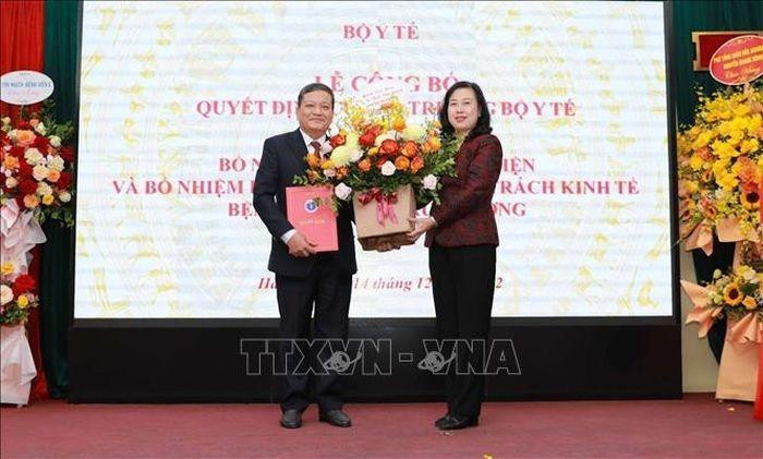Bộ trưởng Bộ Y tế Đào Hồng Lan trao quyết định bổ nhiệm cho TS.BS cao cấp Đinh Văn Lượng. Ảnh: TTXVN.