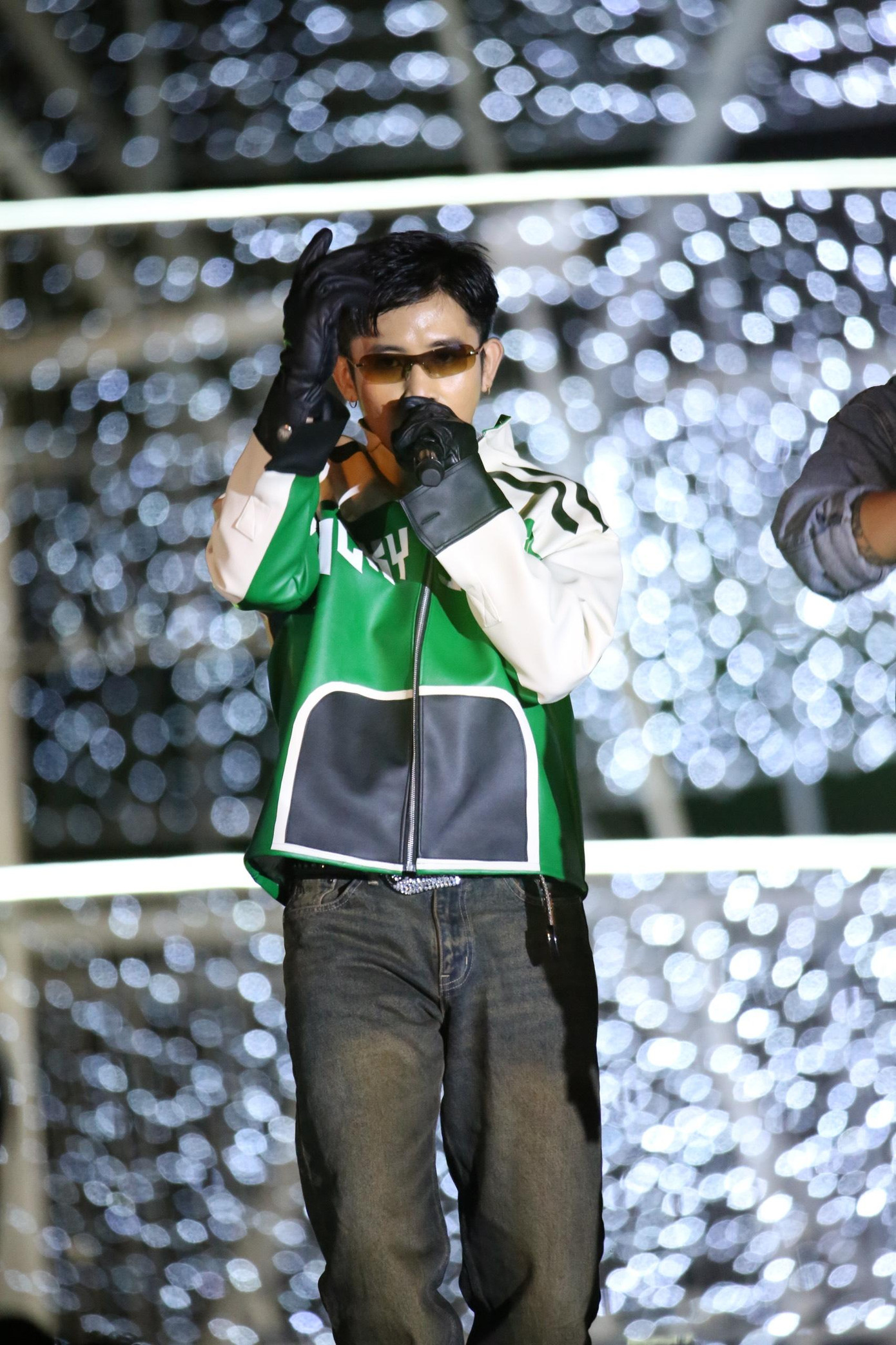 Mở đầu cho chương trình là bài hát Lúc lắc do Ricky Star thể hiện, cùng phần múa minh họa của vũ đoàn Sắc Màu.