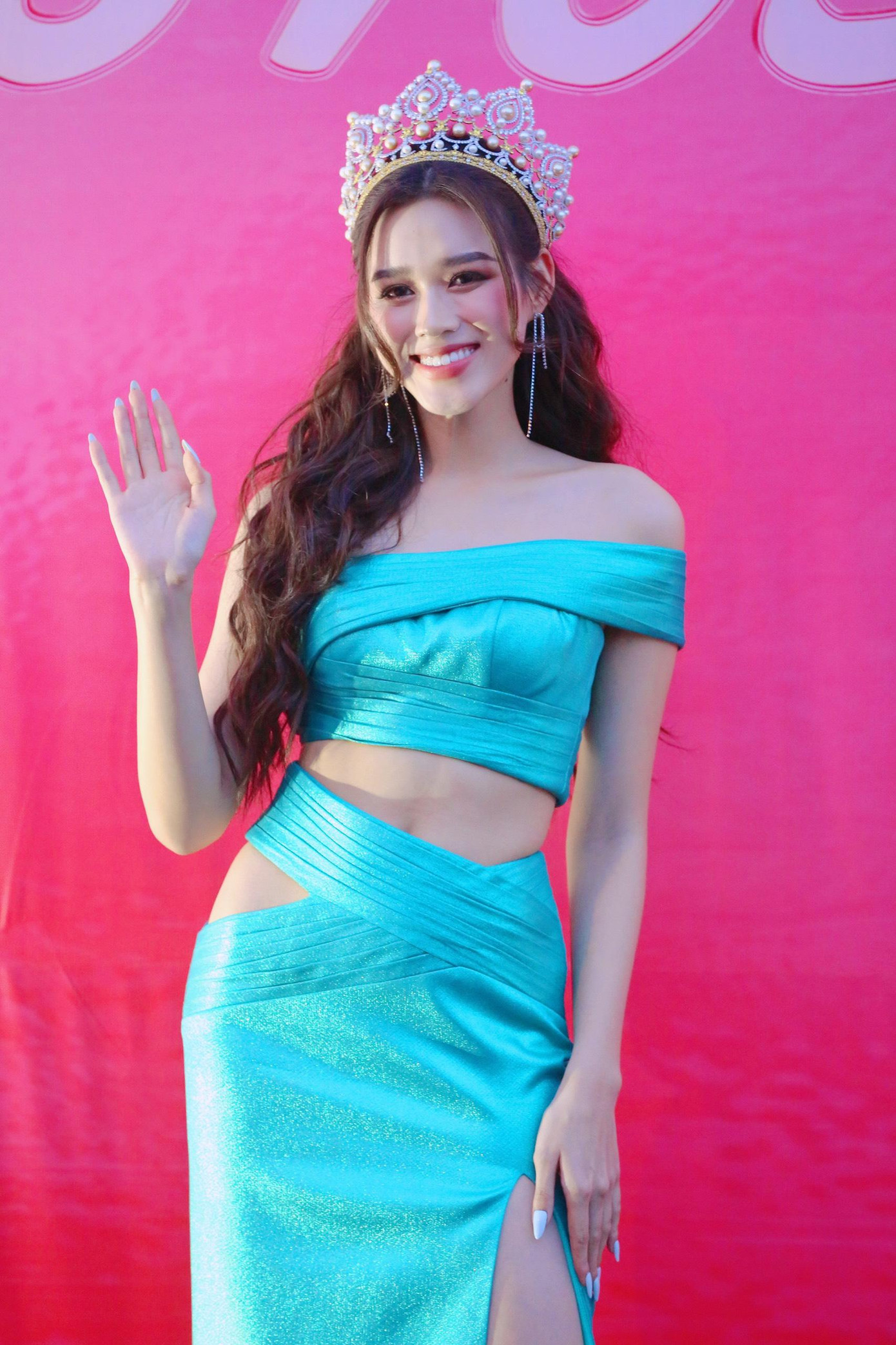 Đêm nay, Đỗ Thị Hà đảm nhận vị trí vedette trong màn trình diễn bikini của Top 35, bên cạnh first face Ngọc Thảo.