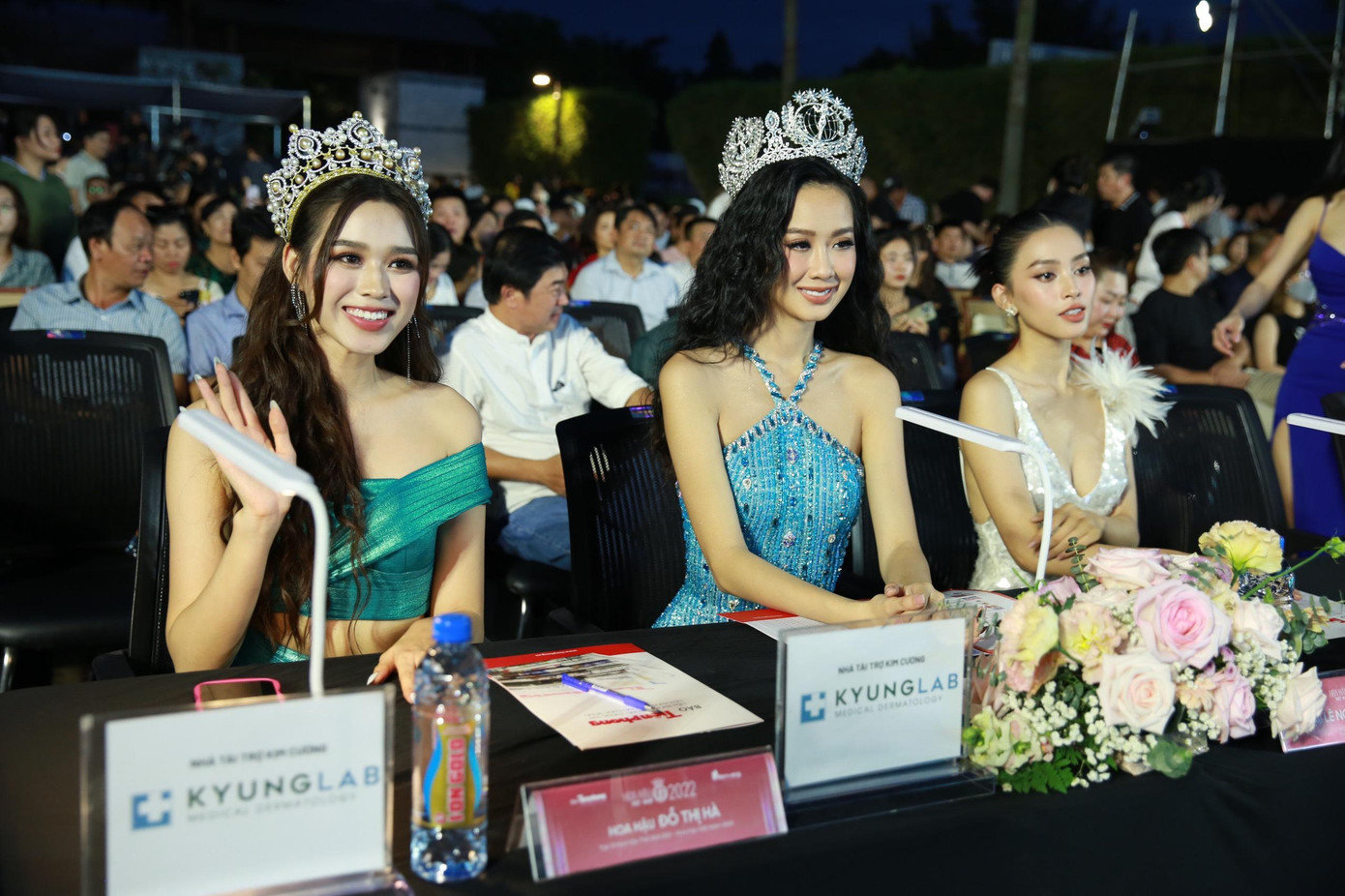 Ba nàng hậu đình đám nhất hiện nay: Đỗ Thị Hà, Bảo Ngọc và Tiểu Vy, khoe sắc trong một khung hình.